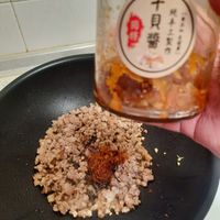 可能是香菇、豆腐、鯷魚、炒飯和文字的圖像