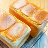 可能是巴布卡麵包、戚風蛋糕和文字的圖像