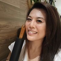 可能是 1 人、刀、木湯匙、吹風機、梳子和文字的圖像