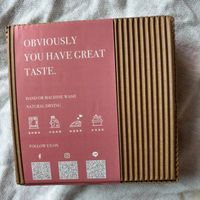 可能是‎巧克力棒和‎顯示的文字是「 ‎OBVIOUSLY YOU HAVE GREAT TASTE. HAND OR MACHINE VASH NATURALDRYING NATURAL DRYING POP 温品機流 中性洗郎 低温製造 عمنشثے 手洗清霜 FOLLOW FOLLOWUSON USON‎ 」‎‎ 的圖像