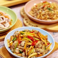可能是炒麵、香菇、炒飯和豆腐的圖像
