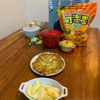 可能是豆腐和顯示的文字是「可楽果 ACKACKER 即豆味 辣 樂口味 口味 PICY 」的圖像