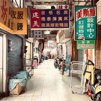 可能是 1 人、街道和顯示的文字是「 ΑΟΙ 服 錬 建金格名床 建金格名质川美斯雅 建 金格名床 斯雅 德泰彈簧床 美寢具嫁妝精品 美 寝具嫁妝精品 訂 設 做 計 時中 時 熊心 做計 高小 中 時 心 附 設 修改衣服 ATOON SHLE 10 PIHa 」的圖像
