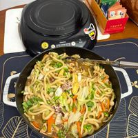 可能是拉麵、義大利麵、炒麵和文字的圖像