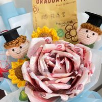 可能是洋桔梗、滿天星和文字的圖像