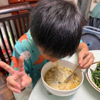 可能是 1 人、拉麵和粥的圖像