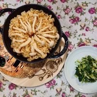 可能是義大利麵、炒麵、拉麵和文字的圖像