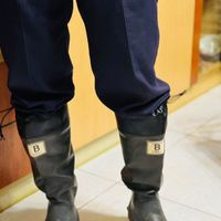 可能是 1 人、靴子、褲子和文字的圖像