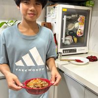 可能是 1 人、炒麵和義大利麵的圖像