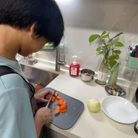 可能是 1 人和食物的圖像