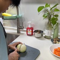 可能是 1 人和食物的圖像