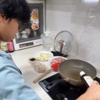 可能是 1 人、歐姆蛋和水波蛋的圖像