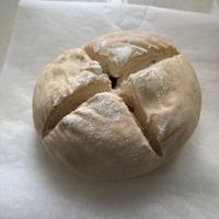 可能是黑麥麵包和法式長棍麵包的圖像