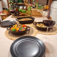 可能是西班牙大鍋飯、義大利麵、燉小牛膝和文字的圖像