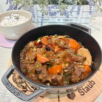 可能是燉小牛膝、豆腐、肉排和文字的圖像