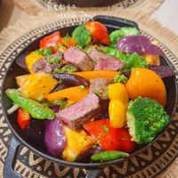 可能是快炒和肉排的圖像