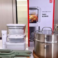 可能是泡茶器和顯示的文字是「共 ZWILLIND ZWILLING ZWILLINGENFINIGY" ENFINIGY' TABLE BLENDER 美 共 THILNG 」的圖像
