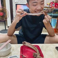 可能是 1 人、骨骼和燉小牛膝的圖像