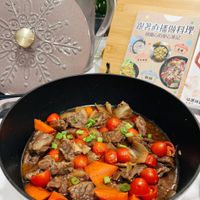 可能是燉小牛膝、肉排和文字的圖像