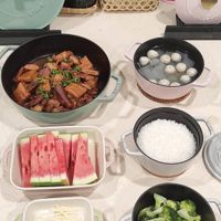 可能是豆腐、火鍋和顯示的文字是「 STAUB LUE ENEUS STAUR Stau 」的圖像