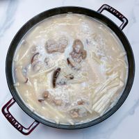 可能是粥、香菇、豆腐、麵、義大利麵和文字的圖像
