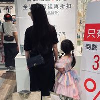 可能是 3 個人和顯示的文字是「 าธ nIM 傳國雙人親友優惠日 商品低至3折起 全電後再折扣 全 電後再折扣 品除外） -7/8 /8 只 倒數 3 O 洪 m IWILLING 效 ZWILLING 」的圖像