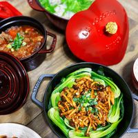 可能是火鍋和顯示的文字是「 STAUB 」的圖像