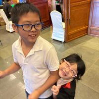 可能是 3 個人、小孩和微笑的人的圖像