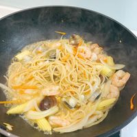 可能是拉麵、麵、炒麵、義大利麵和蝦的圖像