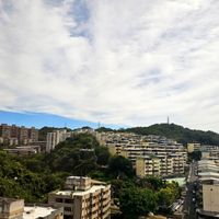 可能是香港太平山、摩天大樓和雲的圖像