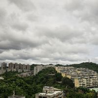 可能是雲、摩天大樓、香港太平山和霧的圖像