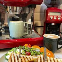 可能是咖啡、咖啡機、咖啡杯、總匯三明治和顯示的文字是「 MAHUA ம STAUB 咱尼尼三明治」的圖像