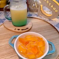 可能是飲料、甜點和文字的圖像