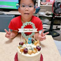 可能是 2 個人、蛋糕和文字的圖像