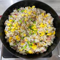 可能是炒飯和豆煮玉米的圖像