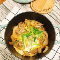 可能是肉排和顯示的文字是「 STAUB Staub Staub 」的圖像