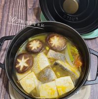 可能是香菇、豆腐、火鍋和文字的圖像