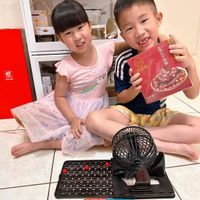 可能是 2 個人、兒童玩具和文字的圖像