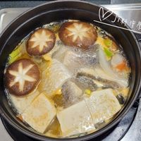 可能是火鍋、豆腐、香菇和顯示的文字是「 V町T料理學習自 世界 វីខ្ 」的圖像