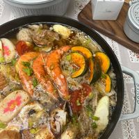 可能是西班牙大鍋飯、火鍋和文字的圖像