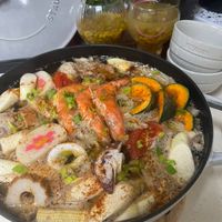 可能是西班牙大鍋飯、火鍋和文字的圖像