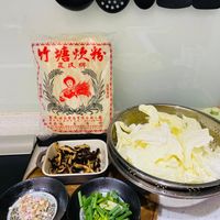 可能是香菇、豆腐、麵、火鍋和文字的圖像