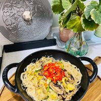 可能是炒麵、豆腐、義大利麵、麵、拉麵、香菇和文字的圖像