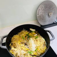 可能是炒麵、義大利麵和麵的圖像