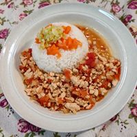可能是北非小米飯、炒飯和豆腐的圖像