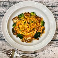 可能是義大利麵、麵、豆腐、炒麵和文字的圖像