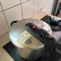 可能是鬆餅機、熱水器和文字的圖像