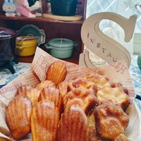 可能是蛋糕、半圓形餡餅和文字的圖像