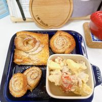可能是燕麥餅乾、牧羊人派、半圓形餡餅、水果塔、蛋糕、肉餡餅、蘋果和文字的圖像