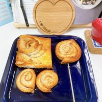 可能是半圓形餡餅、蘋果、肉桂捲、蛋糕、水果塔和文字的圖像